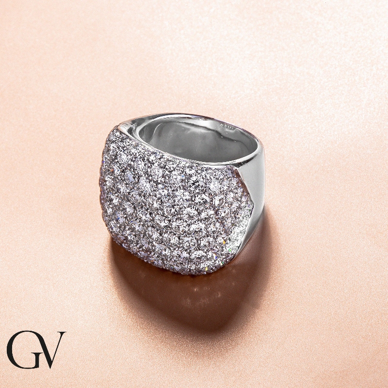 Bague bande en or blanc 18k avec pavé de diamants