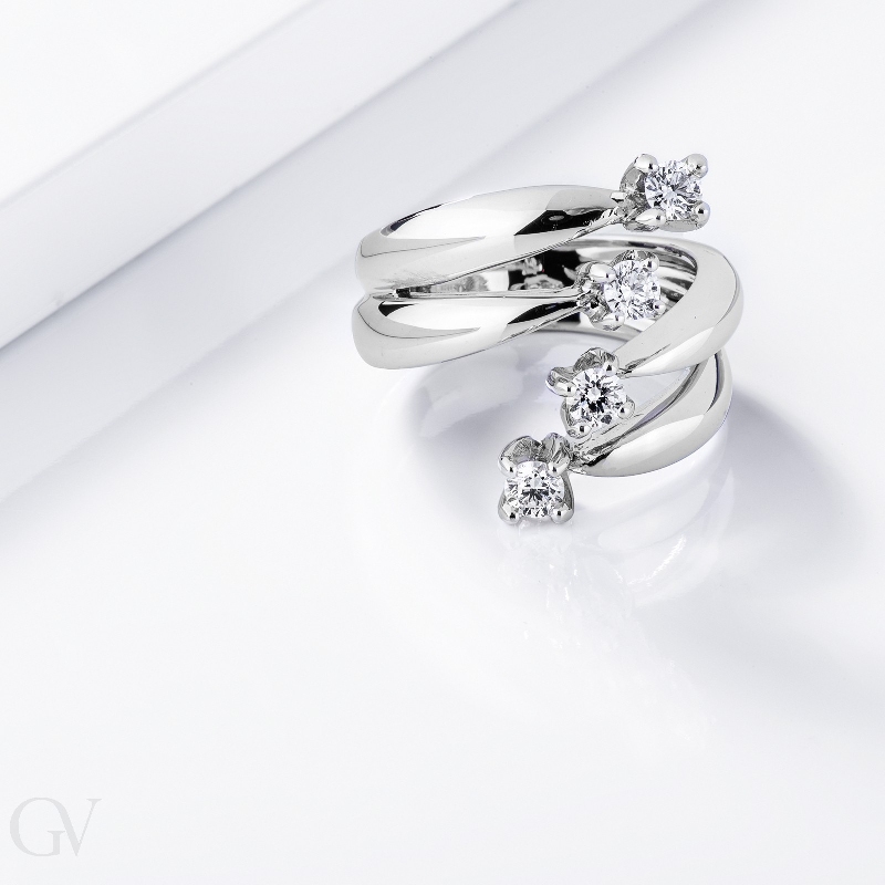 Anneau en or blanc 18k sublimé par quatre diamants Anneau en or blanc 18k sublimé par quatre diamants