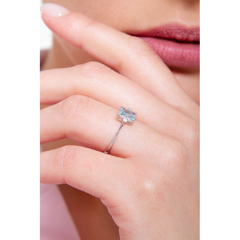 Bague femme en or blanc 18 carats avec une aquamarine  Bague femme en or blanc 18 carats avec une aquamarine