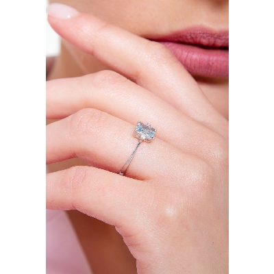 Bague femme en or blanc 18 carats avec une aquamarine 