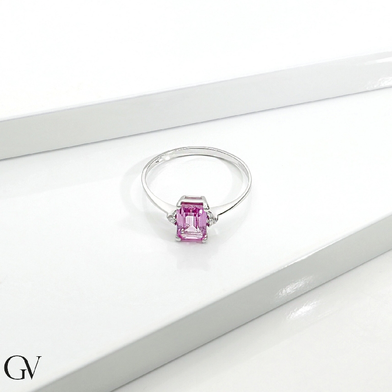 Bague en or blanc 18K avec saphir rose et diamants Bague en or blanc 18K avec saphir rose et diamants