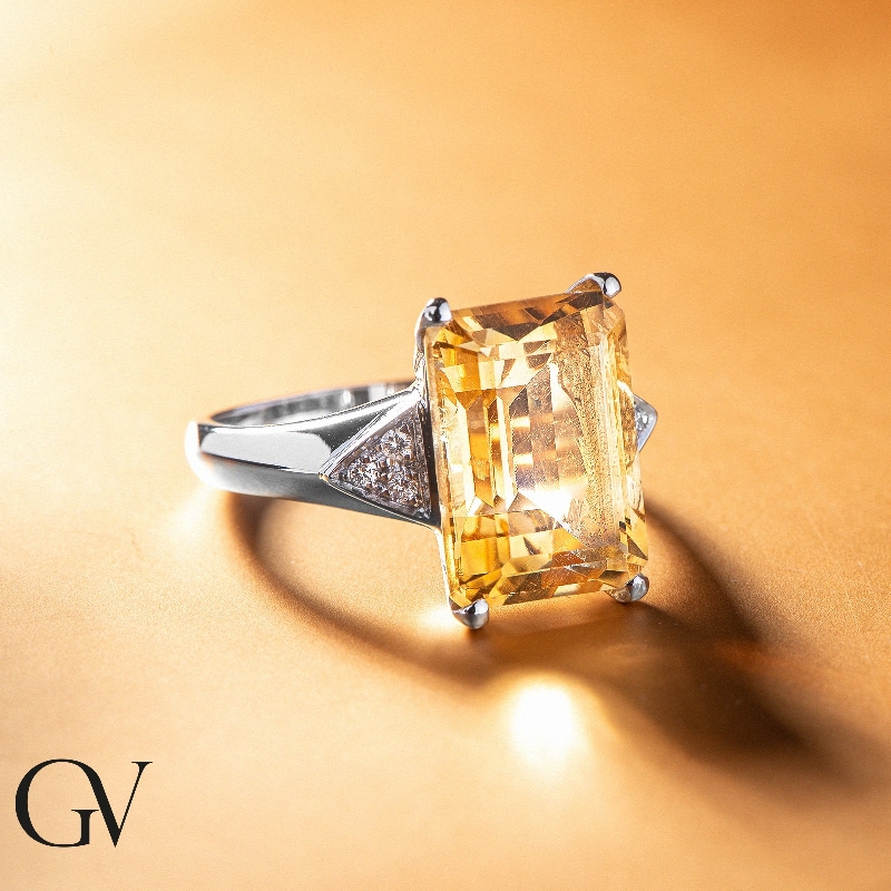 Bague en or blanc 18k citrine et diamants  Bague en or blanc 18k citrine et diamants