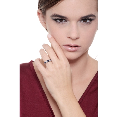 Bague en or blanc 18 carats avec saphirs bleus et diamants