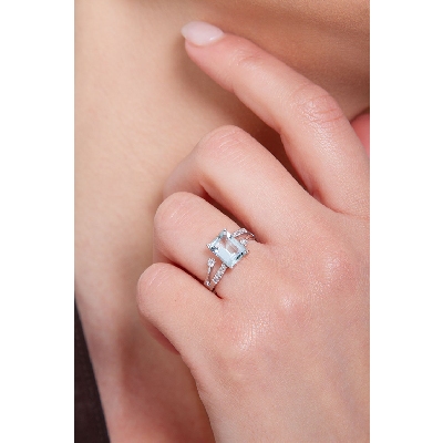 Bague en or blanc avec aiguemarine octogonale et diamants