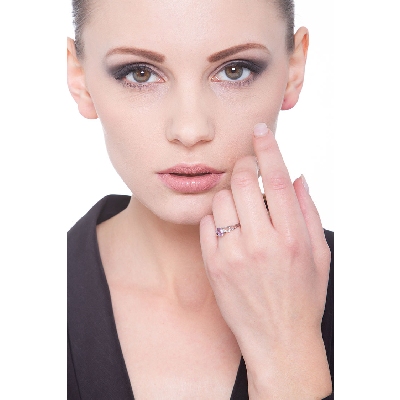 Bague fine en or blanc 18 carats avec améthyste ovale et diamants