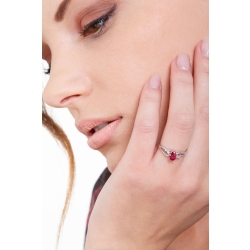 Alliance en or blanc 18k avec rubis de taille ovale et diamants  2