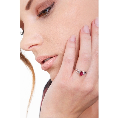 Alliance en or blanc 18k avec rubis de taille ovale et diamants 