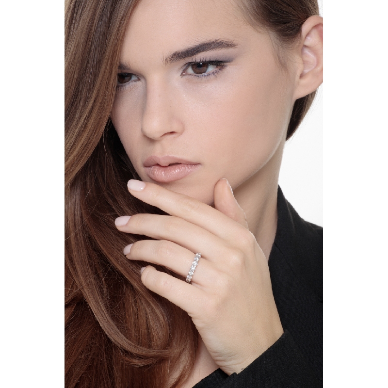 Alliance en or blanc 18k ornée de diamants  Alliance en or blanc 18k ornée de diamants