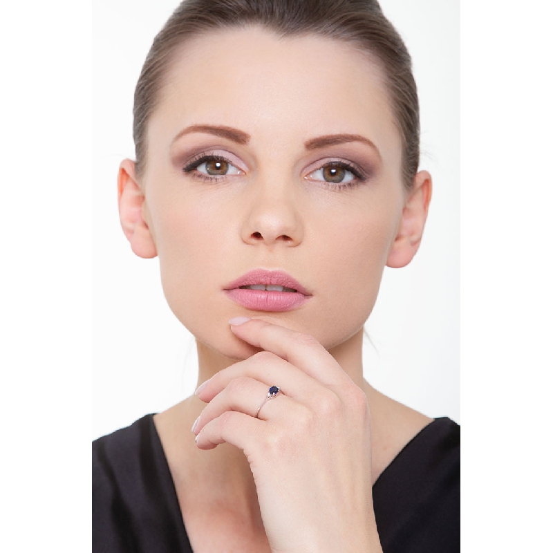 Bague en or blanc 18 carats sertie d’un saphir bleu  Bague en or blanc 18 carats sertie d’un saphir bleu