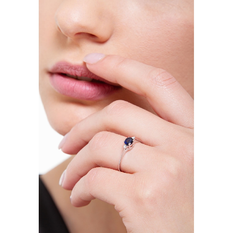 Bague en or blanc 18 carats sertie d’un saphir bleu  Bague en or blanc 18 carats sertie d’un saphir bleu