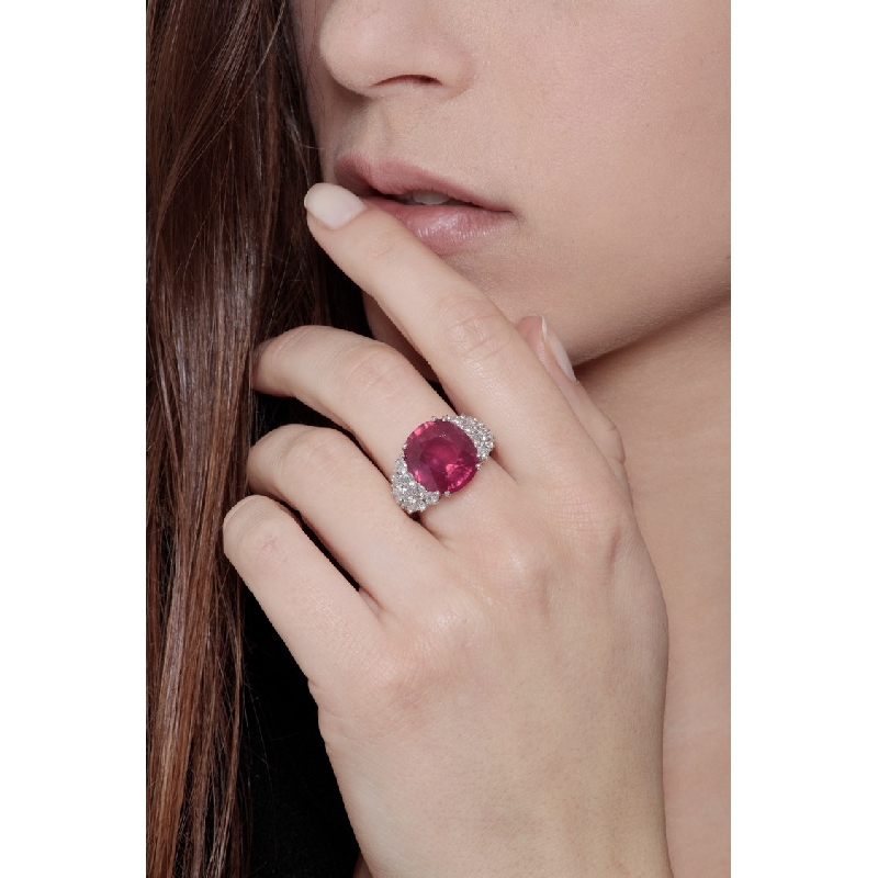 Bague en or blanc 18 carats avec un rubis au centre  Bague en or blanc 18 carats avec un rubis au centre
