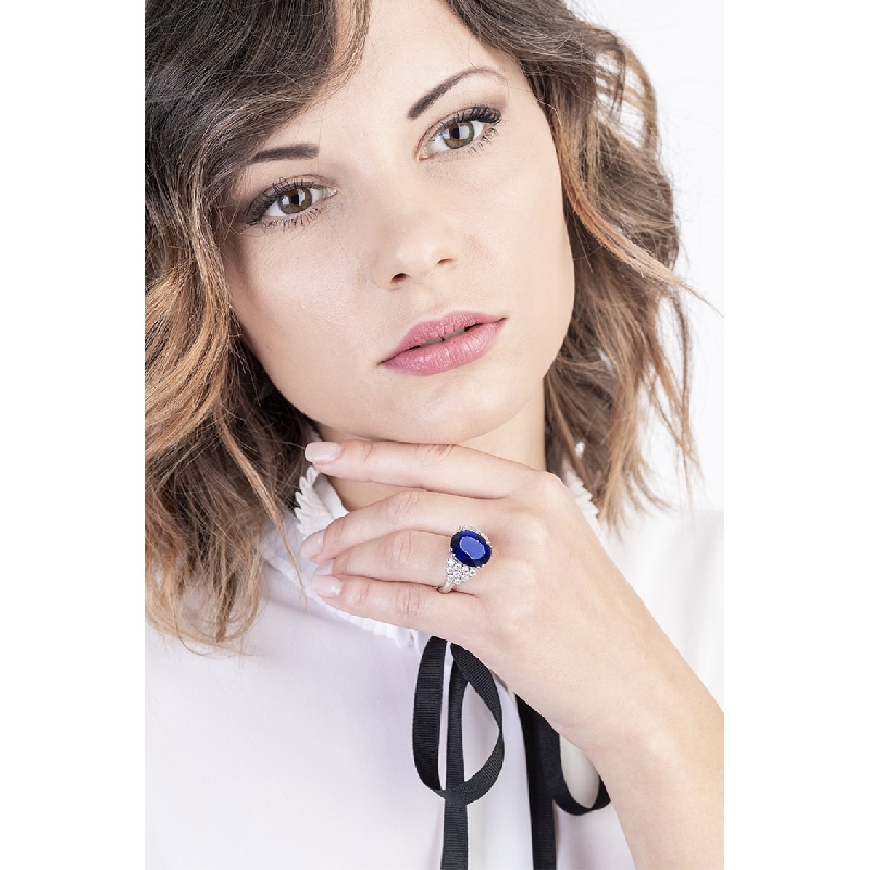 Bague en or blanc 18k avec un grand saphir bleu central et diamants Bague en or blanc 18k avec un grand saphir bleu central et diamants
