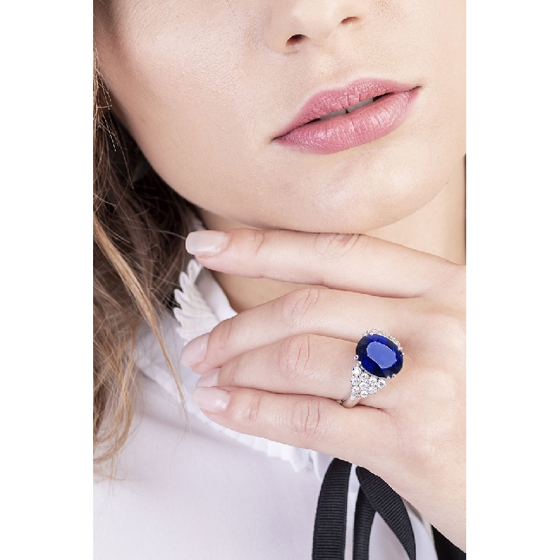 Bague en or blanc 18k avec un grand saphir bleu central et diamants Bague en or blanc 18k avec un grand saphir bleu central et diamants