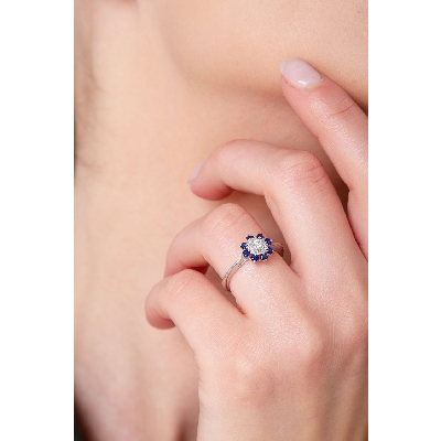 Bague fleur Or Blanc 18k avec Diamants et Saphirs Bleus