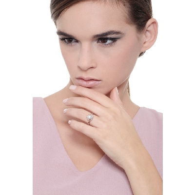 Bague contrarié en or blanc 18k avec perle et diamants