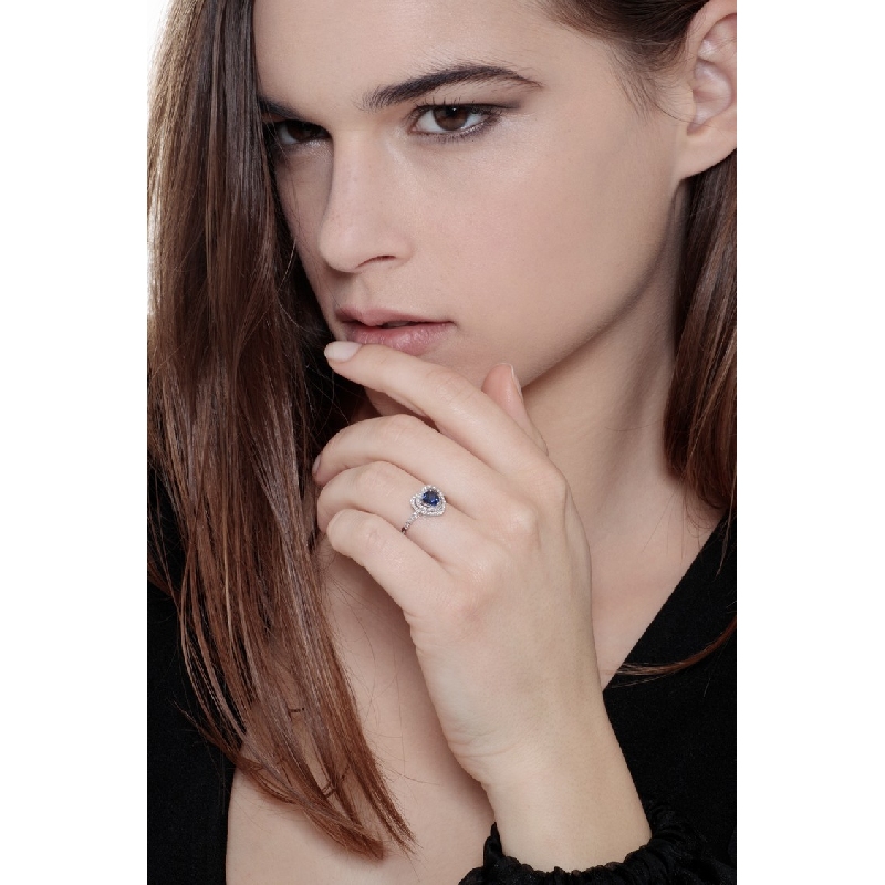 Bague coeur halo en or blanc 18 carats et saphir bleu  Bague coeur halo en or blanc 18 carats et saphir bleu