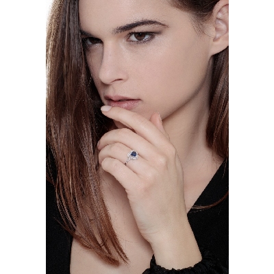 Bague coeur halo en or blanc 18 carats et saphir bleu 