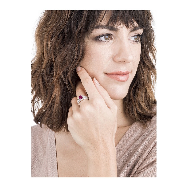 Bague en or blanc 750 avec rubis ovale et halo de diamants
