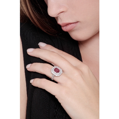Bague en or blanc 18K avec rubis et diamants brillants