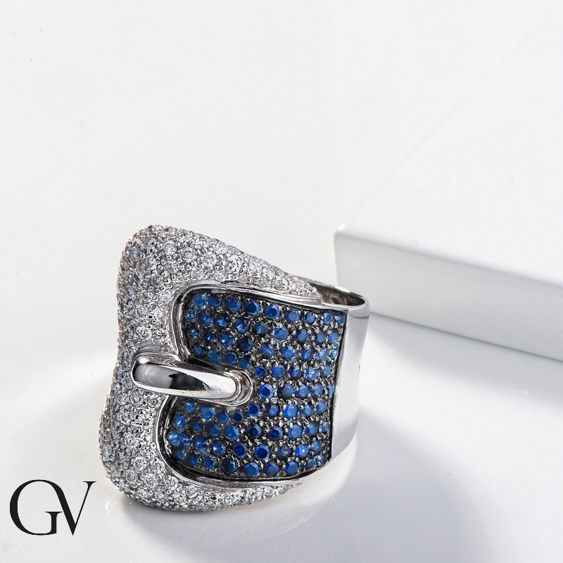 Bague en Or Blanc 18k avec diamants et saphirs bleus Bague en Or Blanc 18k avec diamants et saphirs bleus