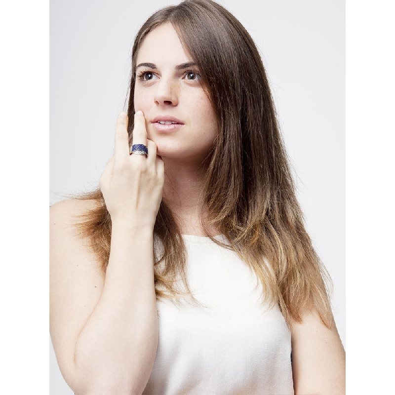 Bague en or blanc 18K avec saphirs bleus et diamants Bague en or blanc 18K avec saphirs bleus et diamants