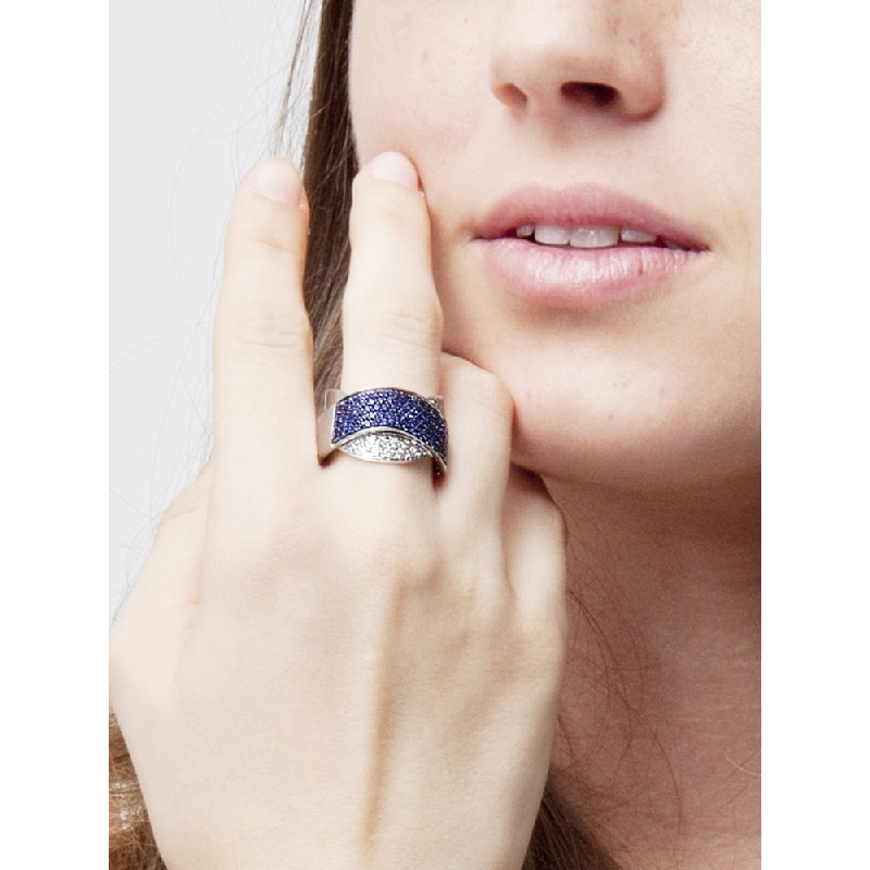 Bague en or blanc 18K avec saphirs bleus et diamants Bague en or blanc 18K avec saphirs bleus et diamants