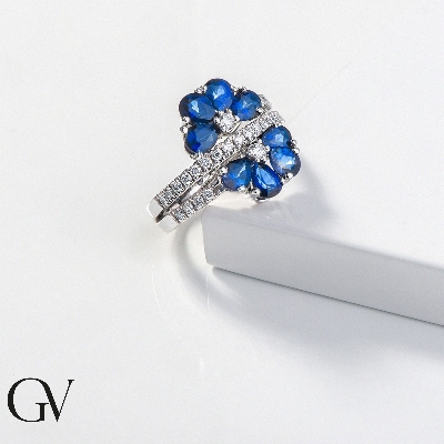Bague en or blanc?18k avec saphirs bleus et diamants effet pétales