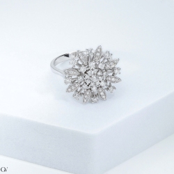 Bague fleur en or blanc 18K avec diamants brillants