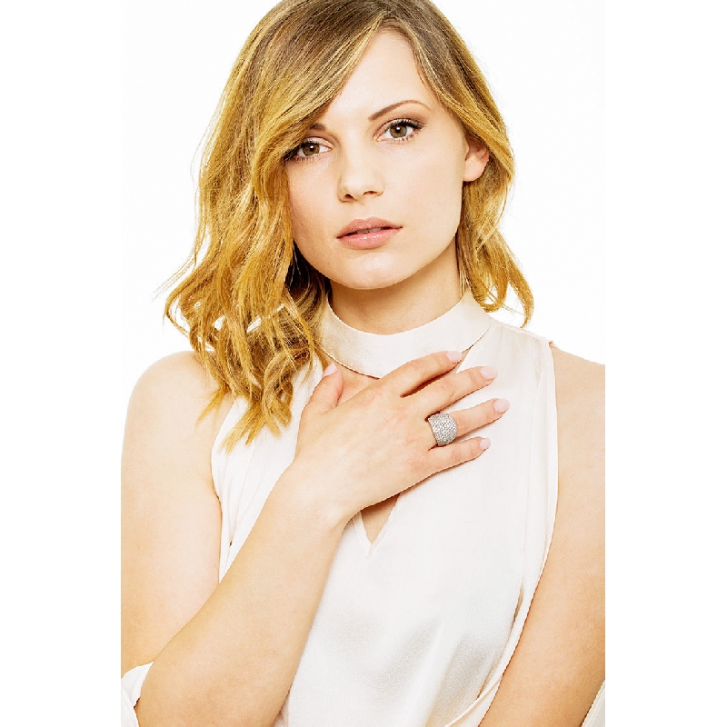 Bague en or blanc 18 carats sertie d'un pavé de diamants  Bague en or blanc 18 carats sertie d'un pavé de diamants