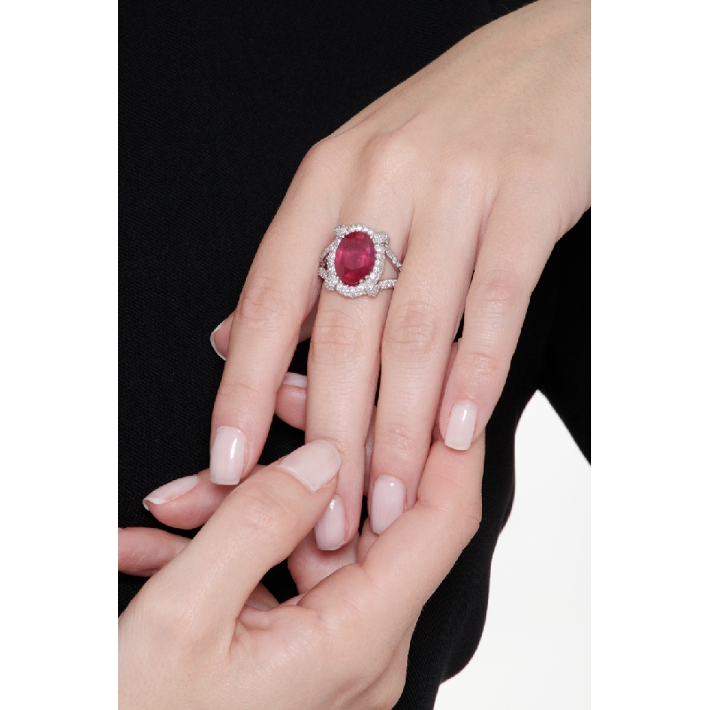 Bague rubis entourage diamants monture or blanc 750 Bague rubis entourage diamants monture or blanc 750