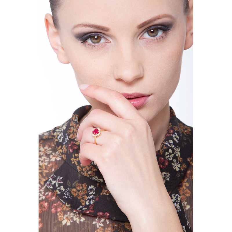 Bague en or jaune 18 carats avec un rubis Bague en or jaune 18 carats avec un rubis