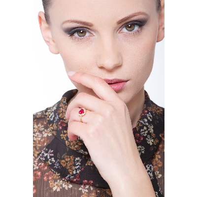 Bague en or jaune 18 carats avec un rubis