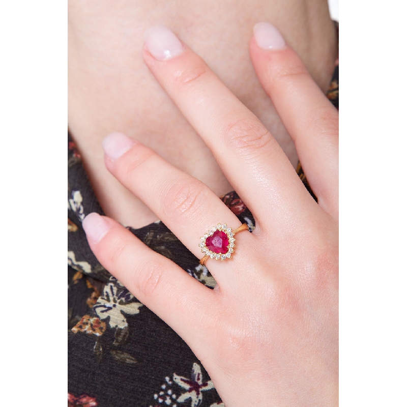 Bague en or jaune 18 carats avec un rubis Bague en or jaune 18 carats avec un rubis