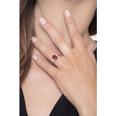 Bague en or blanc 750 avec rubis ovale et diamants