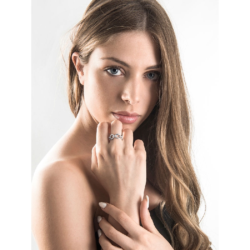 Bague en or blanc 18k à maillons rigides sertie de diamants  Bague en or blanc 18k à maillons rigides sertie de diamants