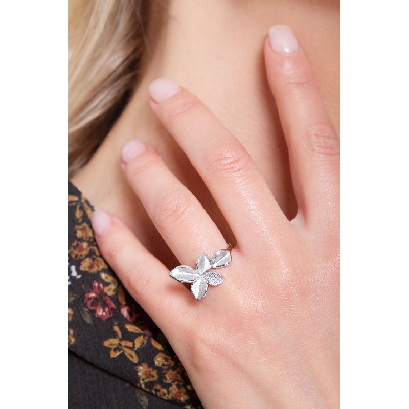 Bague ouverte Fleur en or blanc 18k avec pétale en diamants