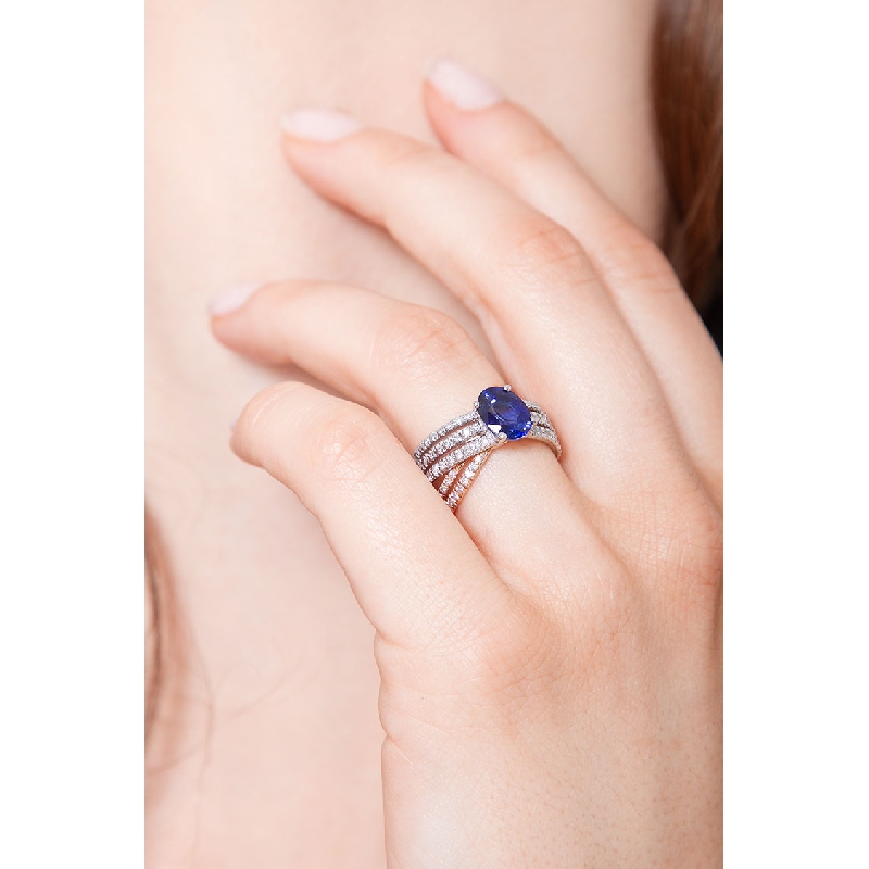 Bague jonc en or blanc et rose avec saphir bleu et diamants Bague jonc en or blanc et rose avec saphir bleu et diamants