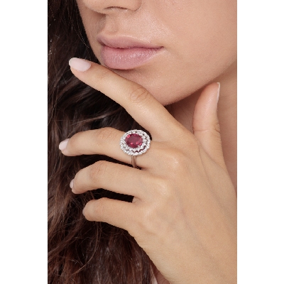 Bague halo double en or blanc 18k avec rubis ovale