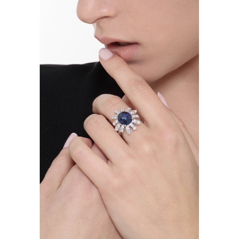 Bague halo diamants en or blanc 18k avec saphir 