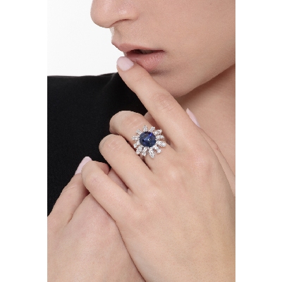 Bague halo diamants en or blanc 18k avec saphir 