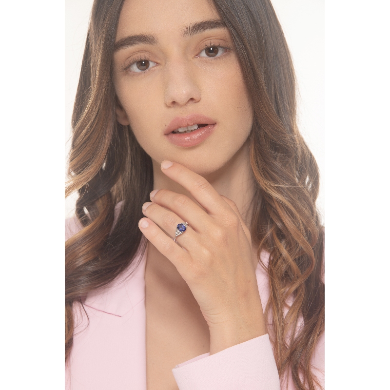 Bague en or blanc 18k avec tanzanite et 6 diamants de chaque côté disposés en triangle. Bague en or blanc 18k avec tanzanite et 6 diamants de chaque côté disposés en triangle.