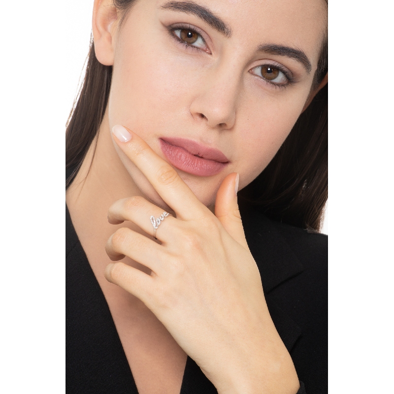 Bague en or blanc 18k avec l'inscription Love en diamants Bague en or blanc 18k avec l'inscription Love en diamants