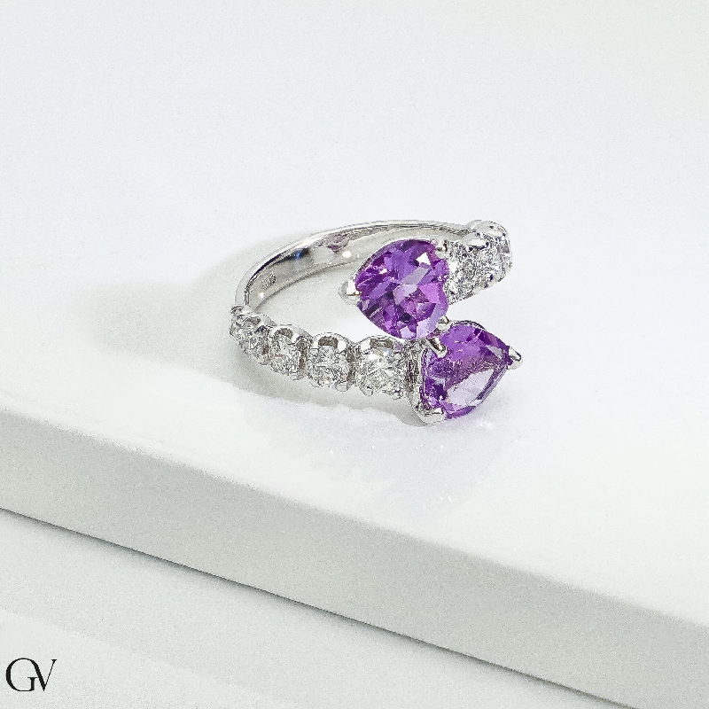 Bague Toi et Moi en or blanc 18k avec diamants et 2 améthystes en forme de cœur Bague Toi et Moi en or blanc 18k avec diamants et 2 améthystes en forme de cœur