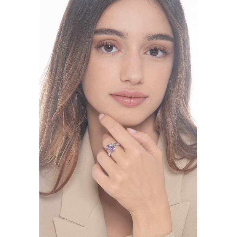 Bague Toi et Moi en or blanc 18k avec diamants et 2 améthystes en forme de cœur Bague Toi et Moi en or blanc 18k avec diamants et 2 améthystes en forme de cœur