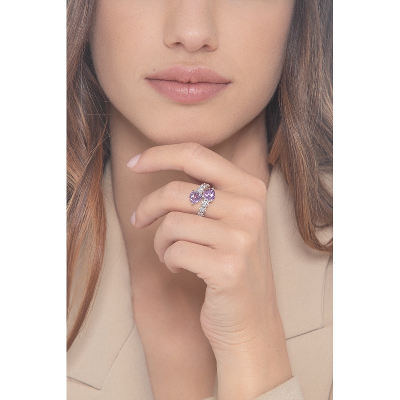 Bague Toi et Moi en or blanc 18k avec diamants et 2 améthystes en forme de cœur Bague Toi et Moi en or blanc 18k avec diamants et 2 améthystes en forme de cœur