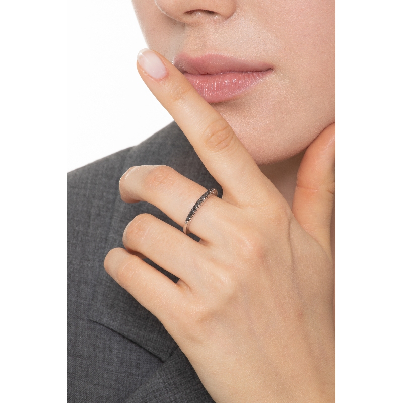 Bague alliance en or blanc 18k avec diamants noirs