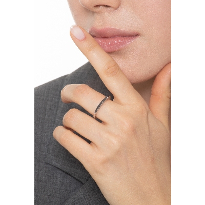 Bague alliance en or blanc 18k avec diamants noirs