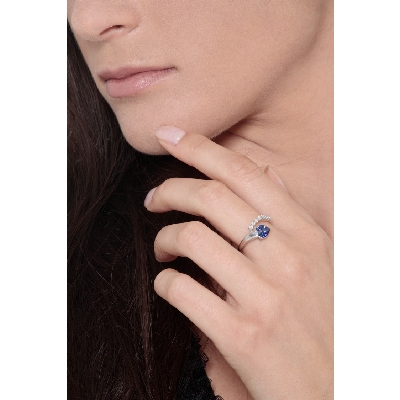 Bague design or blanc 18k avec un saphir bleu à cœur et  rangée de diamants