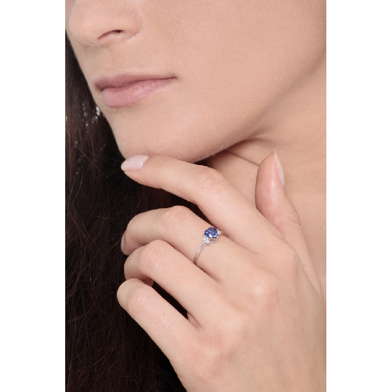 Bague or blanc 18k avec un saphir bleu et diamants Bague or blanc 18k avec un saphir bleu et diamants