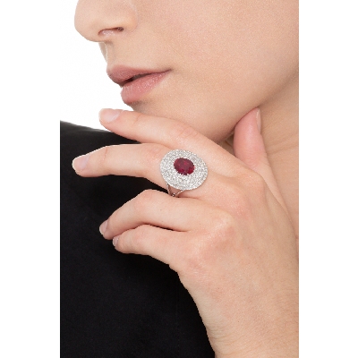 Bague halo en or blanc 18k avec rubis ovale et diamants